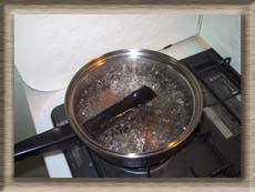 適当な大きさの鍋で、約5〜10分間煮沸消毒して下さい